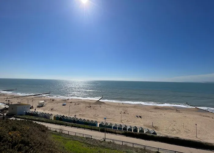 The Retreat - Large Luxury Apartment, Two Mins From Beach