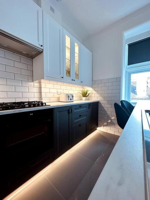 The Retreat - Large Luxury Apartment, Two Mins From * Bournemouth